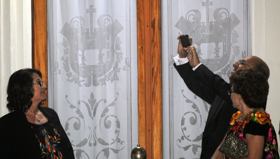 Panistas y perredistas disfrutando de las fiestas patrias desde el Palacio de Gobierno. 