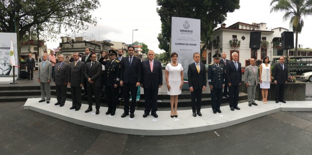 El gobernador Miguel Ángel Yunes  Linares, acompañado de su gabinete, montó guardia de honor ante el monumento al Padre de la Patria en el parque Los Berros, este 16 de septiembre. 