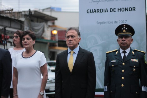 El gobernador Miguel Ángel Yunes Linares evitó responder cuestionamientos de los medios de temas diferentes al de los festejos patrios; en cuanto a la seguridad y poca afluencia de personas, dijo que él salió a la calle en Xalapa antes y después de El Grito y todo bien. 