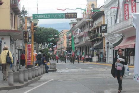 Hasta la vallas sobraron ante la ausencia de personas para ver presencial el desfile conmemorativo al 207 aniversario del inicio de la Guerra por la Independencia de México. 