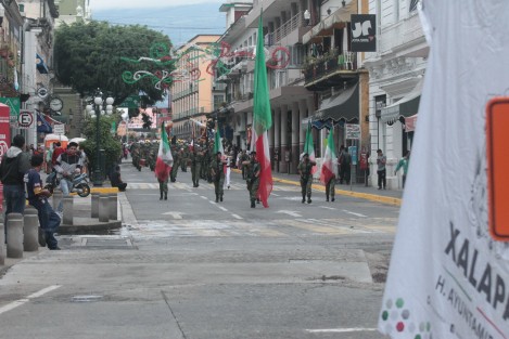 Hasta la vallas sobraron ante la ausencia de personas para ver presencial el desfile conmemorativo al 207 aniversario del inicio de la Guerra por la Independencia de México.