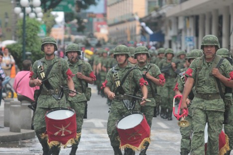 Ejército, Policía, y escuelas secundarias y de bachilleres, casi exclusivamente las que cuentan con marchig band en Xalapa, fueron quienes conformaron el desfile de este 16 de Septiembre en Xalapa, mismo que fue presenciado por sólo algunas personas. 