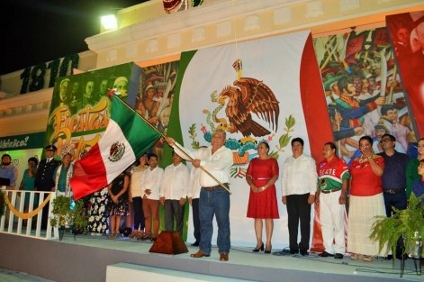 El fervor patrio se vivió como nunca antes en Papantla, cuando más de diez mil papantecos salieron de sus casas para abarrotar la plaza central, y corear a voz en cuello los ¡Viva México!, ¡Viva Papantla!, lanzados por el alcalde. 