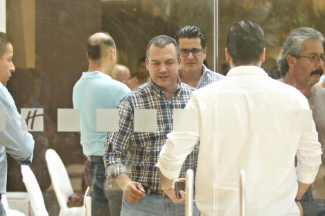 El gobernador del estado, Miguel Ángel Yunes Linares, sostuvo una reunión con militancia panista de primer nivel, entre ellos alcaldes electos y en funciones, diputados y secretarios. El encuentro tuvo lugar en un hotel de Boca del Río y fue de carácter privado.