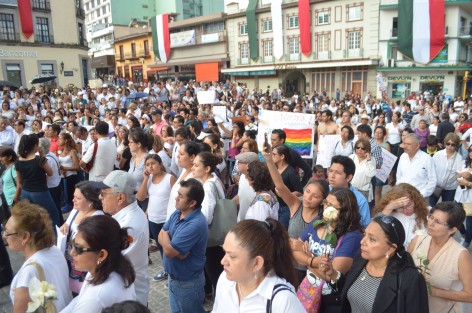 Con gran dolor y pesar cientos de personas conocidas y no, pero unidas en solidaridad con la familia de Mara Fernanda marcharon hoy por las calles de la ciudad de Xalapa, para pedir justicia por su feminicidio.