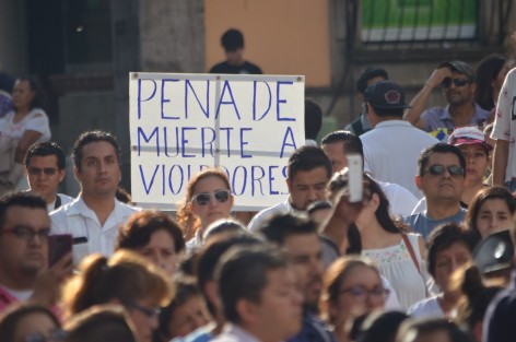 Luego de que la joven fuera privada de su libertad, la familia de Mara recibió la terrible noticia y hoy al mediodía fue sepultada para después exigir justicia acompañados por un pueblo indignado de tantos atropellos. 