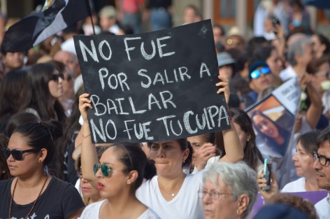 Luego de que la joven fuera privada de su libertad, la familia de Mara recibió la terrible noticia y hoy al mediodía fue sepultada para después exigir justicia acompañados por un pueblo indignado de tantos atropellos. 
