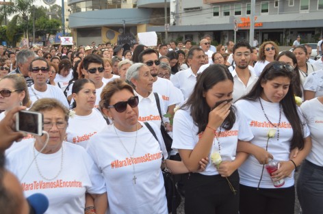 Luego de que la joven fuera privada de su libertad, la familia de Mara recibió la terrible noticia y hoy al mediodía fue sepultada para después exigir justicia acompañados por un pueblo indignado de tantos atropellos. 