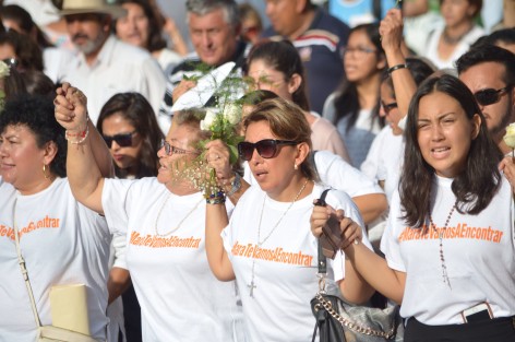 Luego de que la joven fuera privada de su libertad, la familia de Mara recibió la terrible noticia y hoy al mediodía fue sepultada para después exigir justicia acompañados por un pueblo indignado de tantos atropellos. 