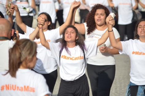 Luego de que la joven fuera privada de su libertad, la familia de Mara recibió la terrible noticia y hoy al mediodía fue sepultada para después exigir justicia acompañados por un pueblo indignado de tantos atropellos. 