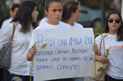Con gran dolor y pesar cientos de personas conocidas y no, pero unidas en solidaridad con la familia de Mara Fernanda marcharon hoy por las calles de la ciudad de Xalapa, para pedir justicia por su feminicidio.
