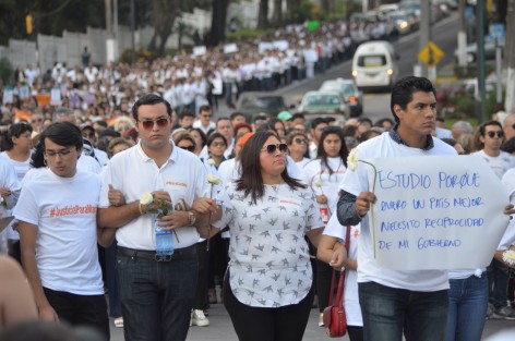 Con gran dolor y pesar cientos de personas conocidas y no, pero unidas en solidaridad con la familia de Mara Fernanda marcharon hoy por las calles de la ciudad de Xalapa, para pedir justicia por su feminicidio.
