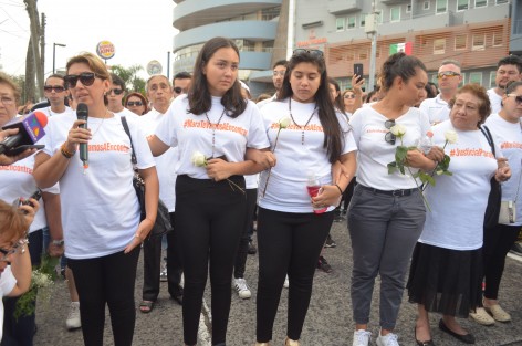 Con gran dolor y pesar cientos de personas conocidas y no, pero unidas en solidaridad con la familia de Mara Fernanda marcharon hoy por las calles de la ciudad de Xalapa, para pedir justicia por su feminicidio.
