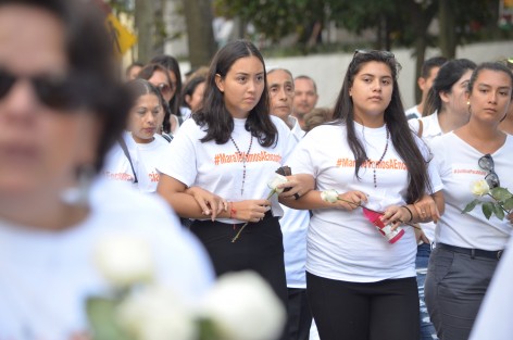 Con gran dolor y pesar cientos de personas conocidas y no, pero unidas en solidaridad con la familia de Mara Fernanda marcharon hoy por las calles de la ciudad de Xalapa, para pedir justicia por su feminicidio.
