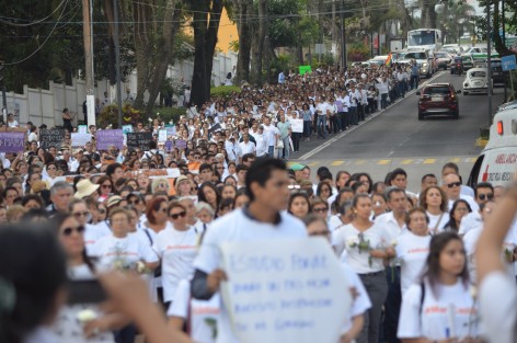La tarde de este domingo en punto de las 16:10 horas, familiares, amigos y población en general marcharon por las calles de Xalapa exigiendo justicia para Mara Fernanda Castilla Miranda. 