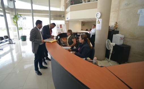 En punto de las 10 de la mañana de este lunes, el abogado representante del ex gobernador Fidel Herrera Beltrán, se presentó en la Fiscalía del Estado para enterarse del requerimiento que tiene su cliente.