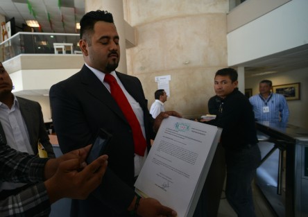 En punto de las 10 de la mañana de este lunes, el abogado representante del ex gobernador Fidel Herrera Beltrán, se presentó en la Fiscalía del Estado para enterarse del requerimiento que tiene su cliente. El abogado comentó que no le fue mostrado el expediente, además declaró que su cliente ya había tramitado amparo federal.
