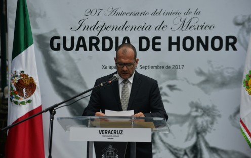 Al parecer el coordinador de Comunicación Social del Gobierno del Estado, Elías Assad Danini no encontró a tiempo quién le prestara un traje adecuado para acudir a las guardias de honor al Padre de la Patria, por lo que el director de RTV, Raúl Martínez tuvo que dobletear en las guardias al ser su representante. 
