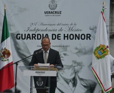 Al parecer el coordinador de Comunicación Social del Gobierno del Estado, Elías Assad Danini no encontró a tiempo quién le prestara un traje adecuado para acudir a las guardias de honor al Padre de la Patria, por lo que el director de RTV, Raúl Martínez tuvo que dobletear en las guardias al ser su representante. 