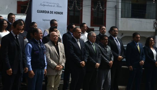 Raúl Martínez encabezando la guardia de honor de Radio Televisión de Veracruz, en donde funge como director. 