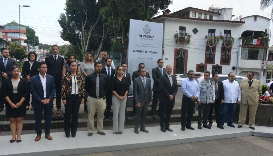 El mismo Raúl Martínez encabezando la guardia de la Coordinación de Comunicación Social del Estado de Veracruz, a petición de un amigo que no pudo venir. 