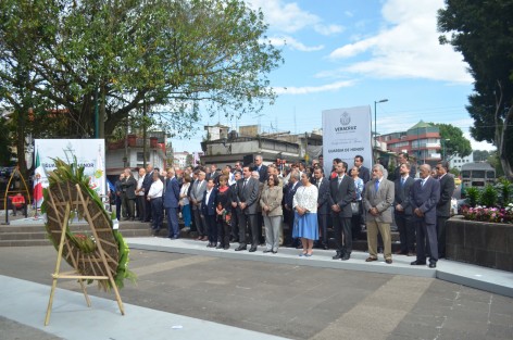La Rectora Sara Ladrón de Guevara, junto con Directores y funcionarios universitarios, acudieron a la guardia de honor al parque de Los Berros.
