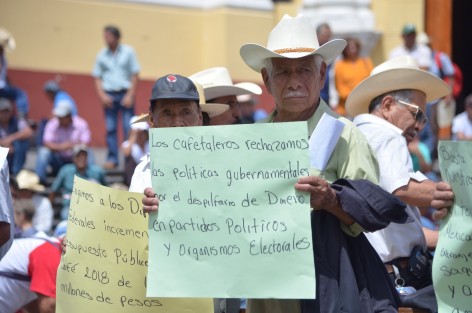 Cafeticultores de la región de Coatepec realizan asamblea informativa y plantón en Plaza Lerdo para pedir cuentas al gobierno, quien los ha mantenido marginados de los apoyos al campo.  