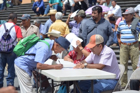 Cafeticultores de la región de Coatepec realizan asamblea informativa y plantón en Plaza Lerdo para pedir cuentas al gobierno, quien los ha mantenido marginados de los apoyos al campo.  