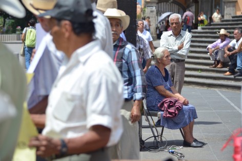 Cafeticultores de la región de Coatepec realizan asamblea informativa y plantón en Plaza Lerdo para pedir cuentas al gobierno, quien los ha mantenido marginados de los apoyos al campo.  
