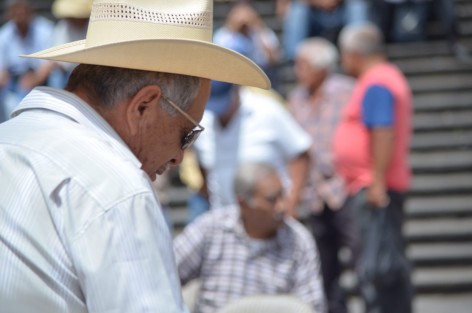 Cafeticultores de la región de Coatepec realizan asamblea informativa y plantón en Plaza Lerdo para pedir cuentas al gobierno, quien los ha mantenido marginados de los apoyos al campo.  