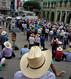 Cafeticultores de la región de Coatepec realizan asamblea informativa y plantón en Plaza Lerdo para pedir cuentas al gobierno, quien los ha mantenido marginados de los apoyos al campo. 