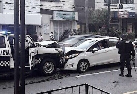 Choque entre vehículo y patrulla nueva de las recientemente entregadas, sobre Ávila Camacho, frente a Elektra.