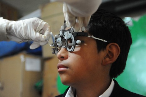 Nuevas tecnologías deterioran la vista de los menores en edad escolar.
