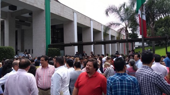 Ante el temblor registrado esta tarde, el gobernador Miguel Ángel Yunes determinó suspensión de clases en todos los niveles con el objeto de revisar los planteles. En el Congreso del Estado se siguieron los protocolos de seguridad. 
