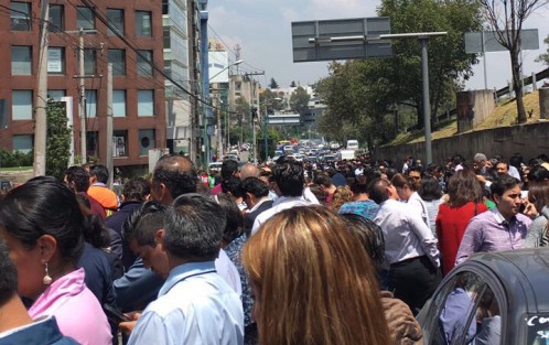 En la CDMX varias construcciones colapsaron. Luego que esta mañana se llevaran a cabo simulacros por el aniversario de los sismos de 85, los edificios tuvieron que ser nuevamente evacuados por el temblor de 7.1 grados. 