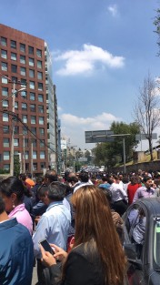 En la CDMX varias construcciones colapsaron. Luego que esta mañana se llevaran a cabo simulacros por el aniversario de los sismos de 85, los edificios tuvieron que ser nuevamente evacuados por el temblor de 7.1 grados. 