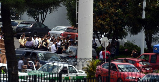 Escuelas y comercios de zonas aledañas al Palacio Legislativo fueron evacuadas al momento del temblor. Autoridades en Veracruz reportan saldo blanco en las cifras preliminares. 