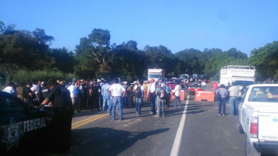 Ejidatarios de la Congregación El Palmar tomaron desde las primeras horas de hoy el tramo carretero a Gutiérrez Zamora a la altura de la entrada de la caseta de la autopista Totomoxtle a Tihuatlán por espacio de varias horas en reclamo por las afectaciones por la  construcción de autopista Cardel- Poza Rica. 