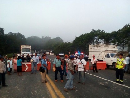 Ejidatarios de la Congregación El Palmar tomaron desde las primeras horas de hoy el tramo carretero a Gutiérrez Zamora a la altura de la entrada de la caseta de la autopista Totomoxtle a Tihuatlán por espacio de varias horas en reclamo por las afectaciones por la  construcción de autopista Cardel- Poza Rica.  