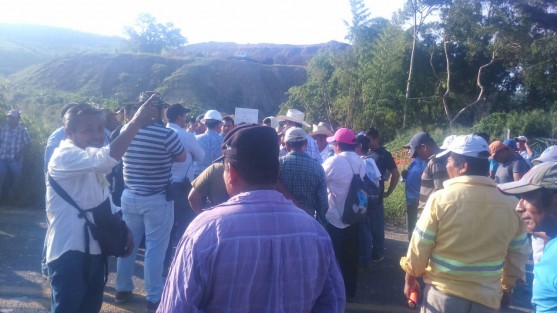 Ejidatarios de la Congregación El Palmar tomaron desde las primeras horas de hoy el tramo carretero a Gutiérrez Zamora a la altura de la entrada de la caseta de la autopista Totomoxtle a Tihuatlán por espacio de varias horas en reclamo por las afectaciones por la  construcción de autopista Cardel- Poza Rica.  