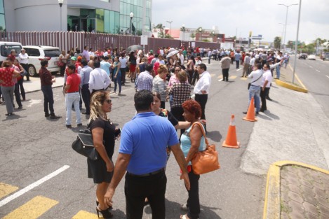 Empleados del Poder Judicial de la Federación, en Boca del Río, Ver., desalojaron el edificio luego del temblor que sacudió varios estados de la República. 