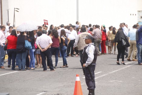 Empleados del Poder Judicial de la Federación, en Boca del Río, Ver., desalojaron el edificio luego del temblor que sacudió varios estados de la República. 