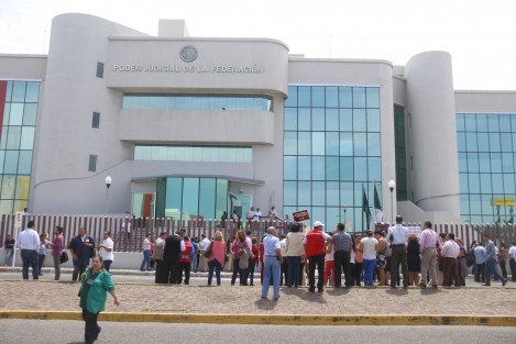 Empleados del Poder Judicial de la Federación, en Boca del Río, Ver., desalojaron el edificio luego del temblor que sacudió varios estados de la República. 