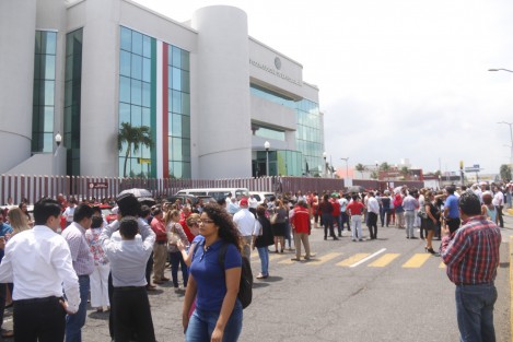 Empleados del Poder Judicial de la Federación, en Boca del Río, Ver., desalojaron el edificio luego del temblor que sacudió varios estados de la República. 