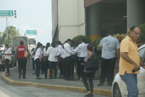 Empleados del Poder Judicial de la Federación, en Boca del Río, Ver., desalojaron el edificio luego del temblor que sacudió varios estados de la República. 