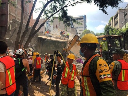 En la Ciudad de México se realizan labores de rescate en varias de las construciones colapsadas, una de ellas un edificio de 10 pisos en Amsterdam y Laredo, de la colonia Condesa. 