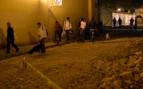 El pueblo se reporta en calma, y se destaca la participación de jóvenes voluntarios de preparatoria, que hasta la medianoche permanecían en los sitios devastados para apoyar.
