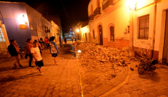 El pueblo se reporta en calma, y se destaca la participación de jóvenes voluntarios de preparatoria, que hasta la medianoche permanecían en los sitios devastados para apoyar.

