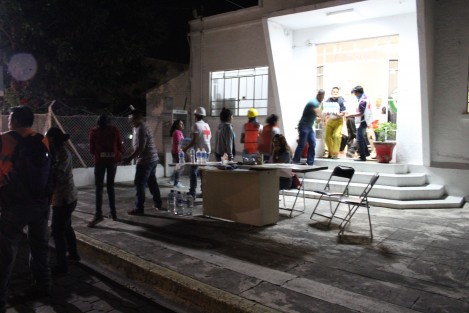 El pueblo se reporta en calma, y se destaca la participación de jóvenes voluntarios de preparatoria, que hasta la medianoche permanecían en los sitios devastados para apoyar.
