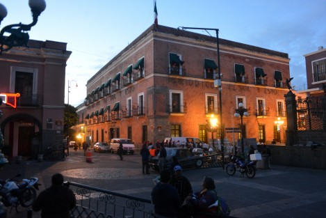 El centro histórico de la ciudad de Puebla fue desalojado por autoridades en un perímetro de alrededor de 6 cuadras para evitar desgracias. Este miércoles realizarán tareas de evaluación en edificios. 